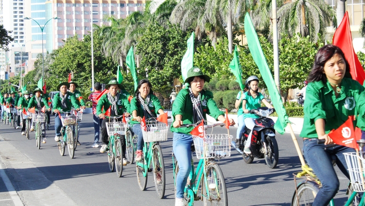 Công dân đạp xe tuyên truyền để có một môi trường xanh