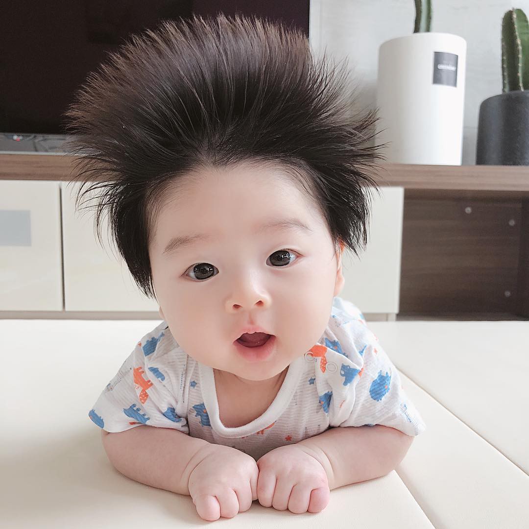 Khoảnh khắc em bé có mái tóc dựng đứng cực đáng yêu