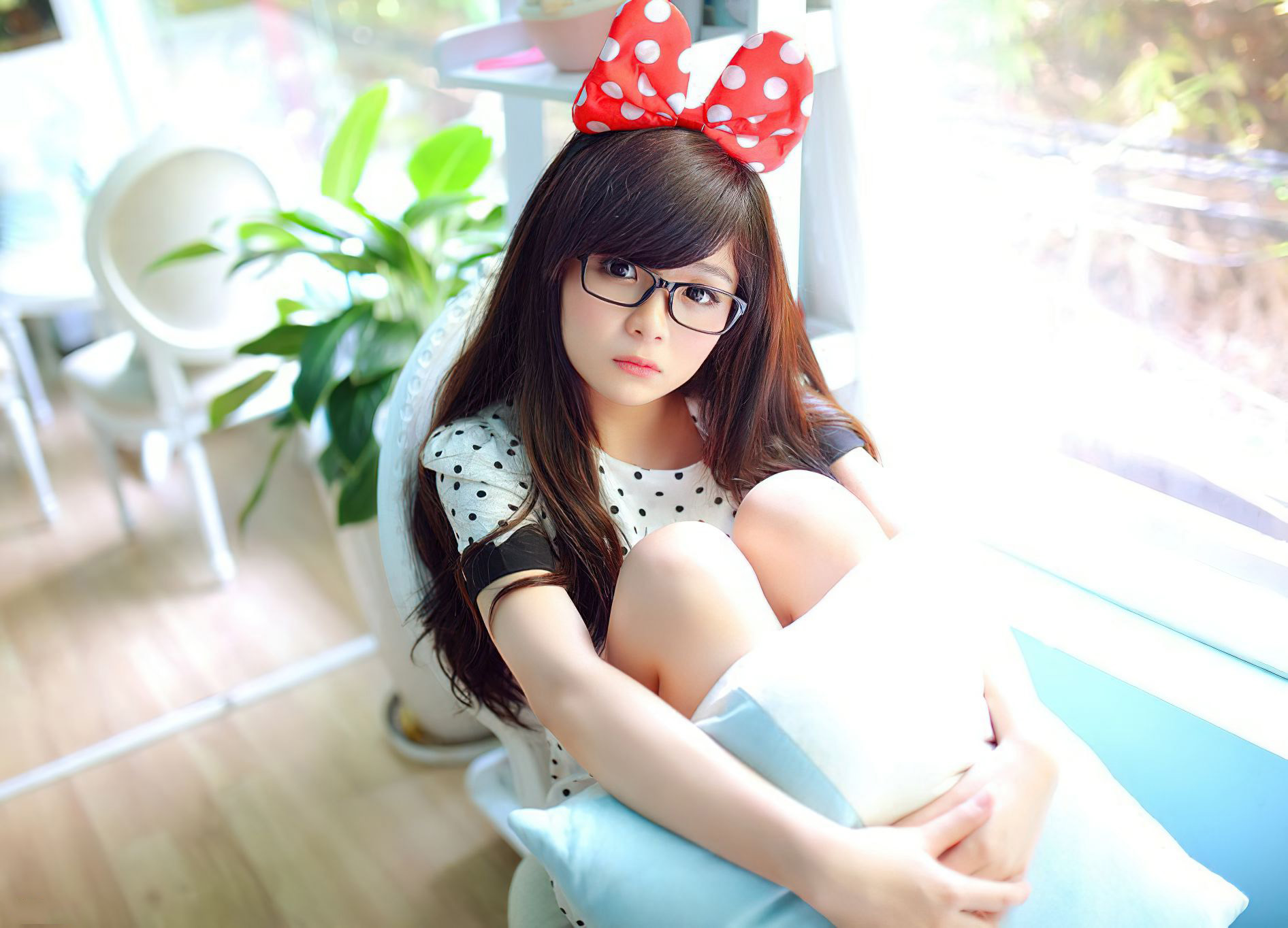 Hình ảnh girl xinh tóc dài đeo kính và nơ chấm bi màu đỏ trắng cute