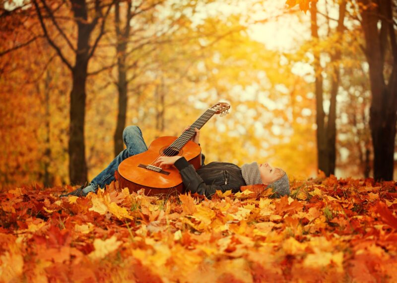 Hình ảnh guitar buồn bã dưới là mùa thu