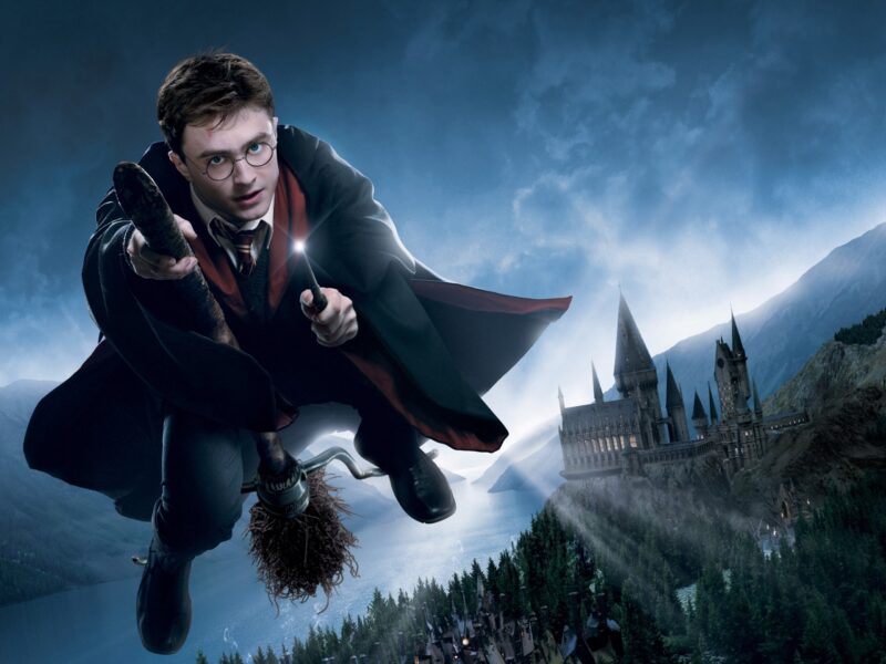Harry potter bay cùng cây chổi