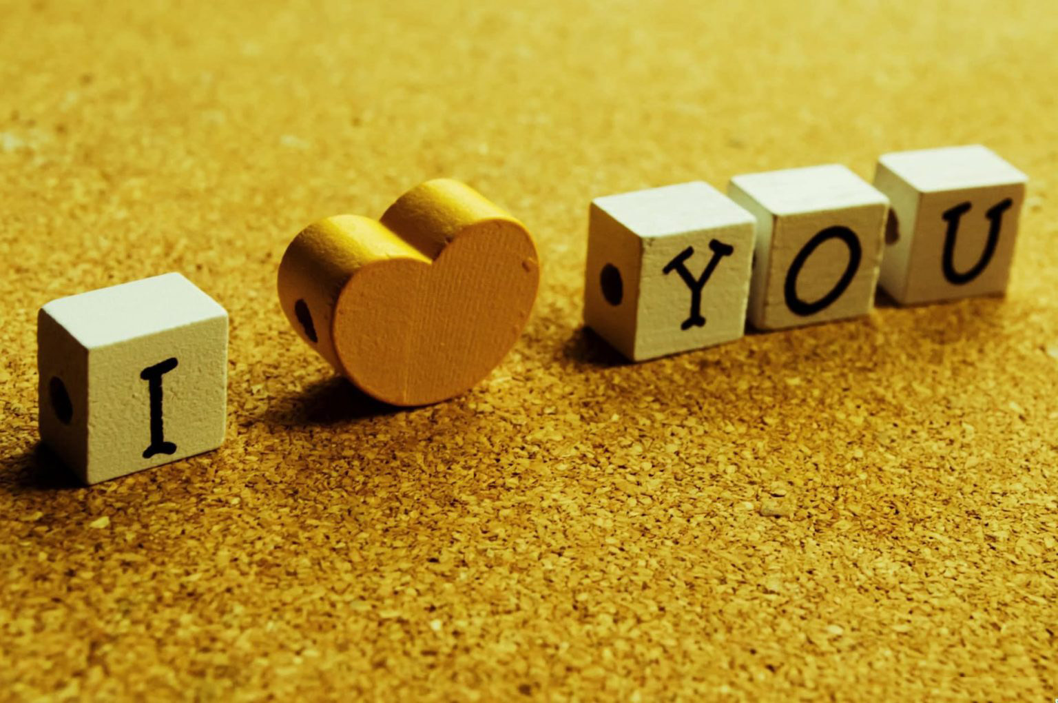 Hình chữ i love you được xếp bằng những khối gỗ