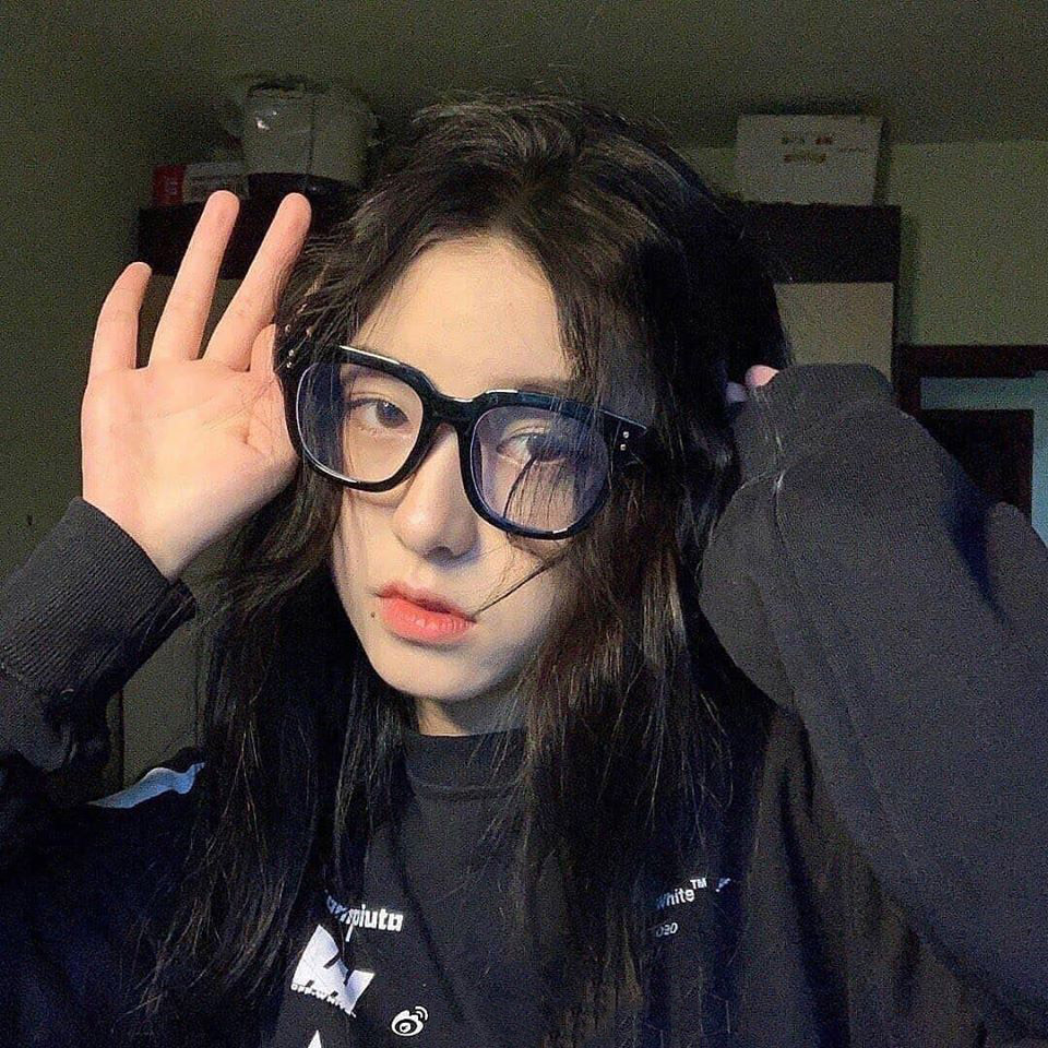 avatar gái xinh tóc dài đeo kính với nét mặt đượm buồn