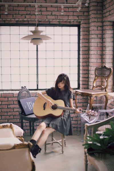 Hình ảnh guitar bên cô gái mộng mơ