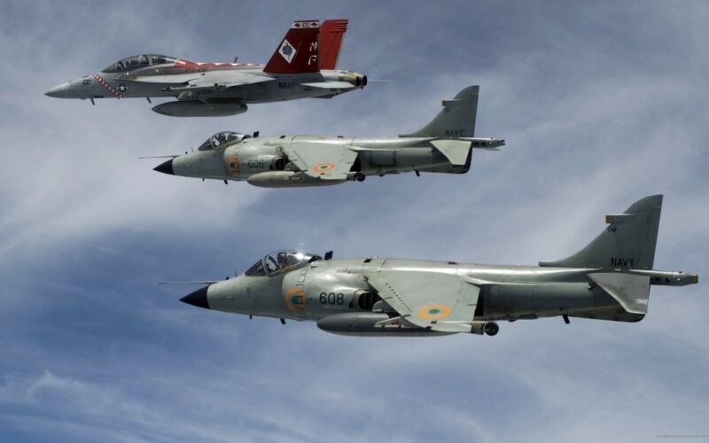 Hình máy bay chiến đấu tập luyện dưới bầu trời rộng lớn
