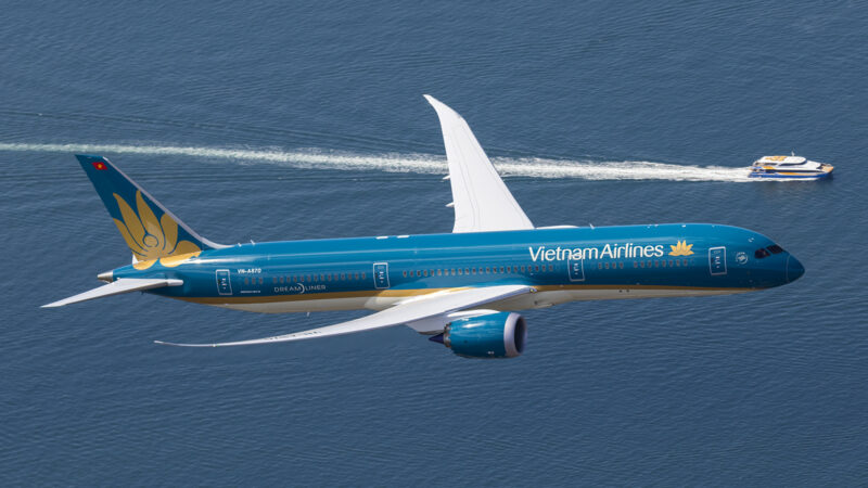 Hình máy bay bay dưới biển xanh