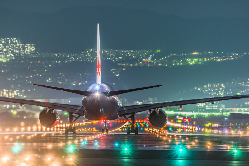 Hình ảnh máy bay về đêm ở thành phố