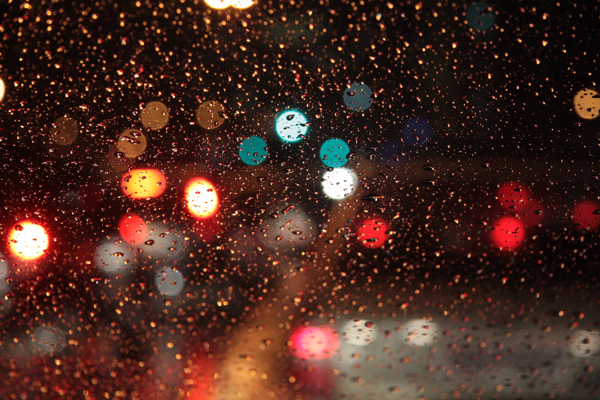 Giọt mưa đọng trên cửa kính