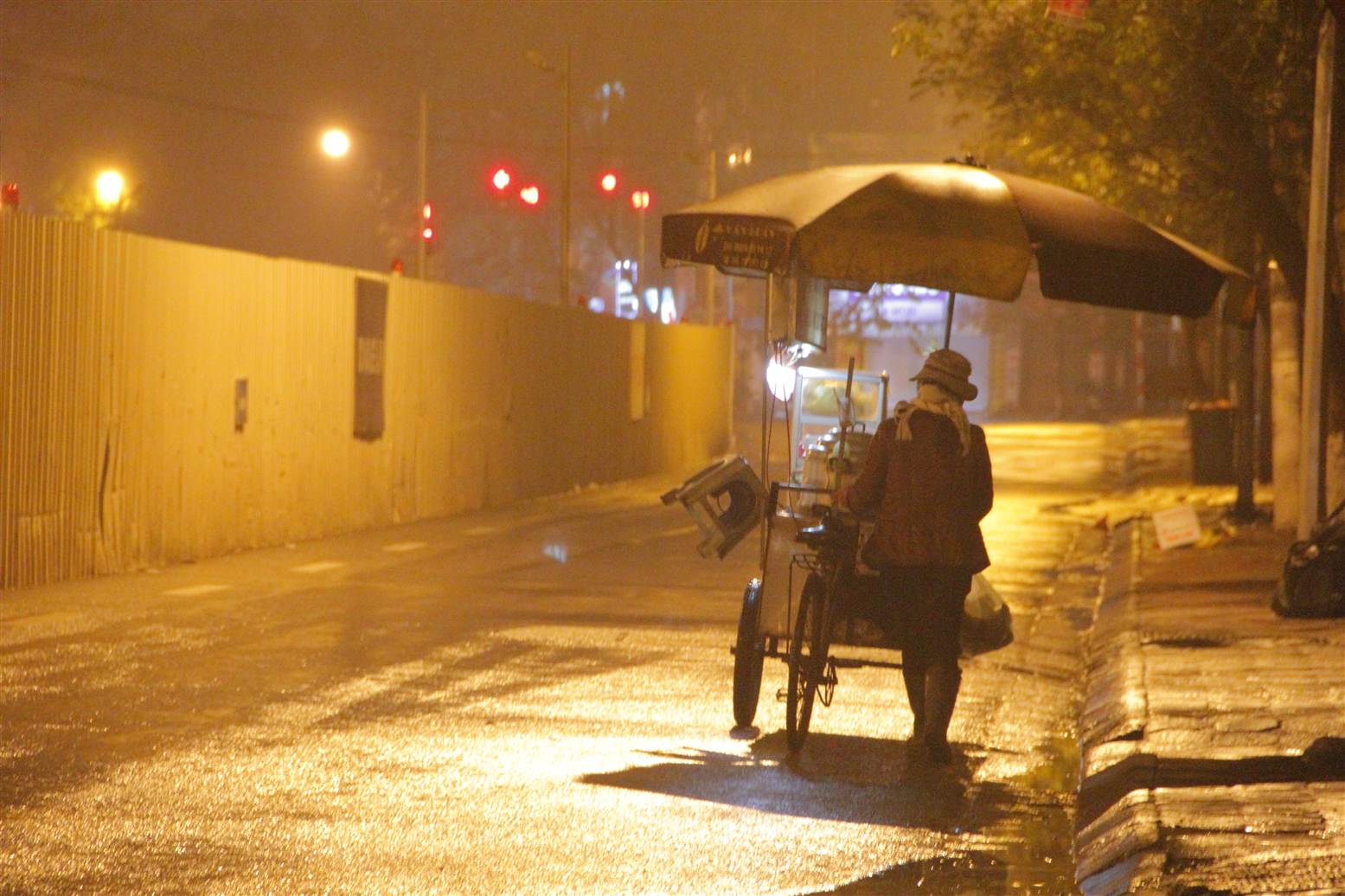 Hình ảnh cảnh mưa đêm Hà Nội