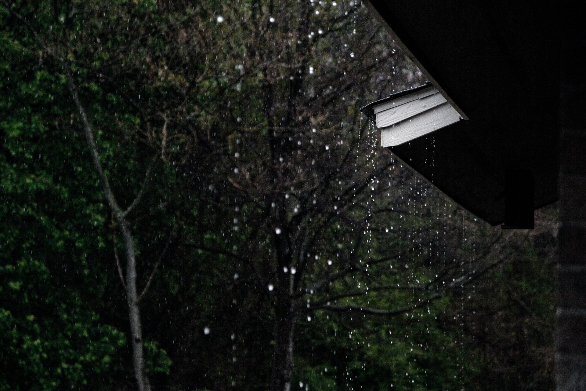 Hình ảnh mưa đêm rơi trên mái hiên