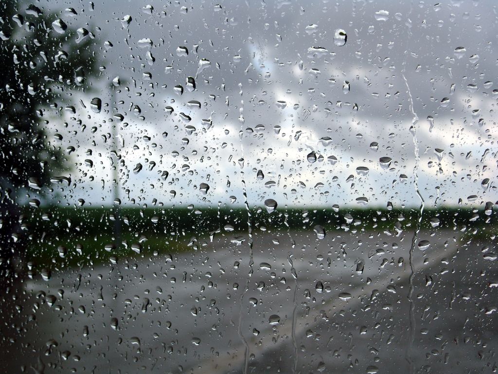 Hình mưa rơi bên khung cửa sổ