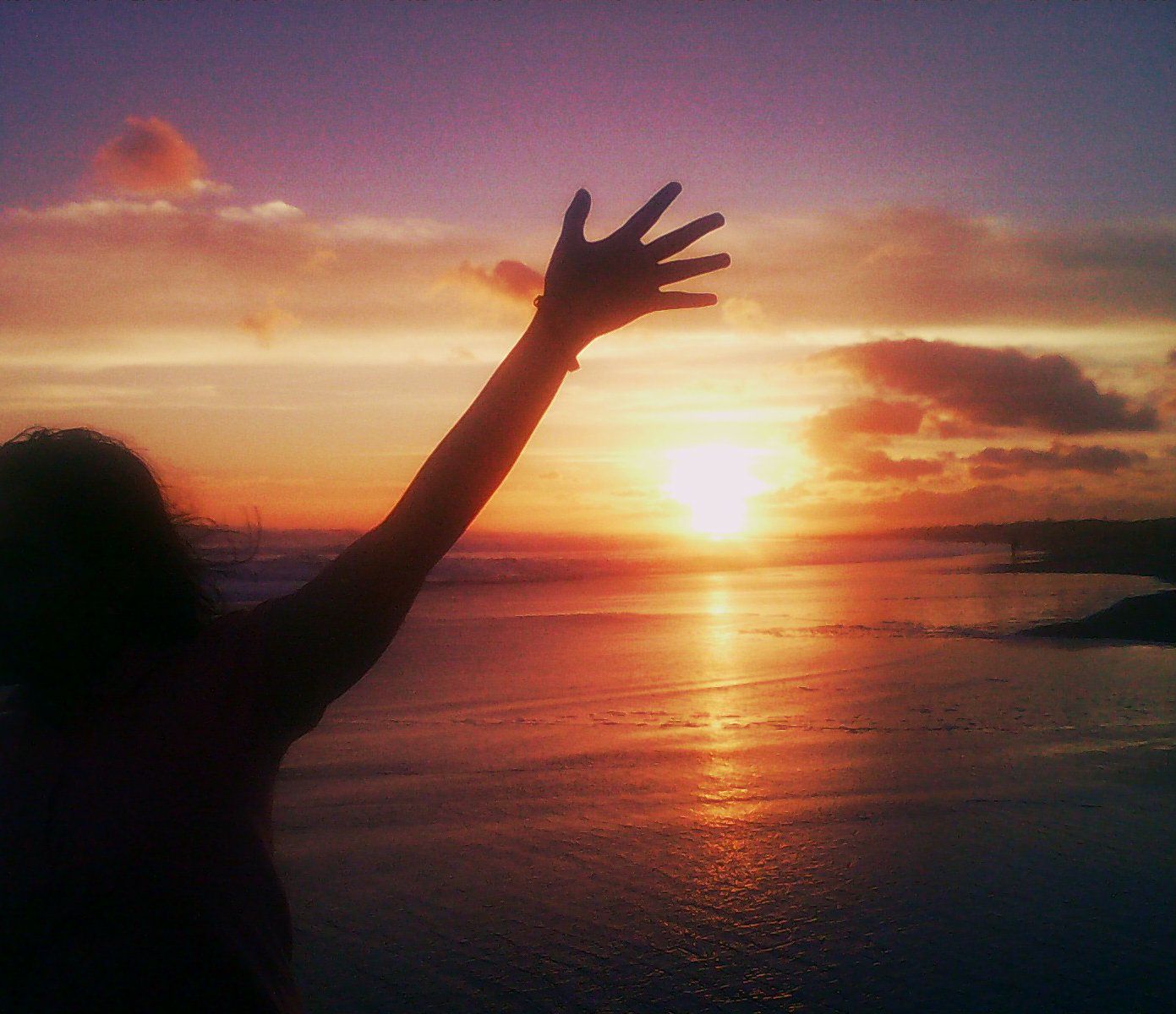 Cô gái giơ tay chào mặt trời