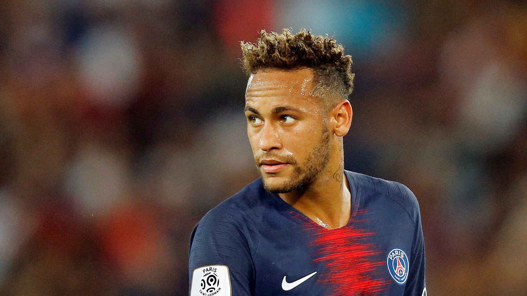 Neymar thi đấu và đổi mồ hôi