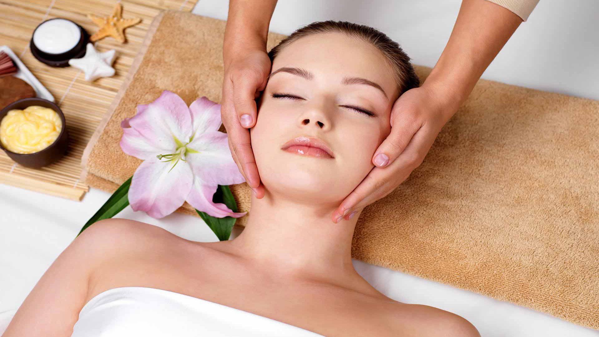 hình ảnh spa massage gương mặt