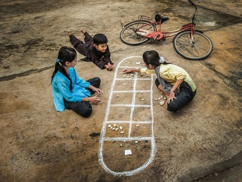 Tuổi thơ của những đứa trẻ làng quê là trò chơi ô ăn quan