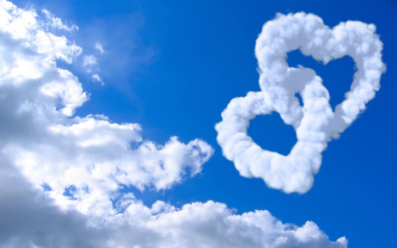 Bầu trời bình yên cùng mây xếp hình trái tim