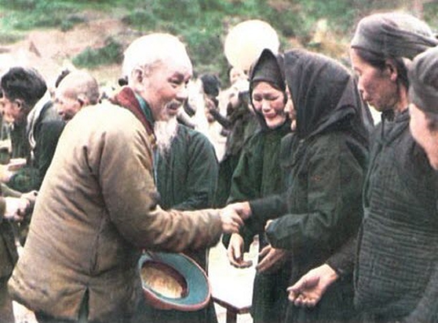 Khoảnh khắc bác hồ bắt tay với nhân dân