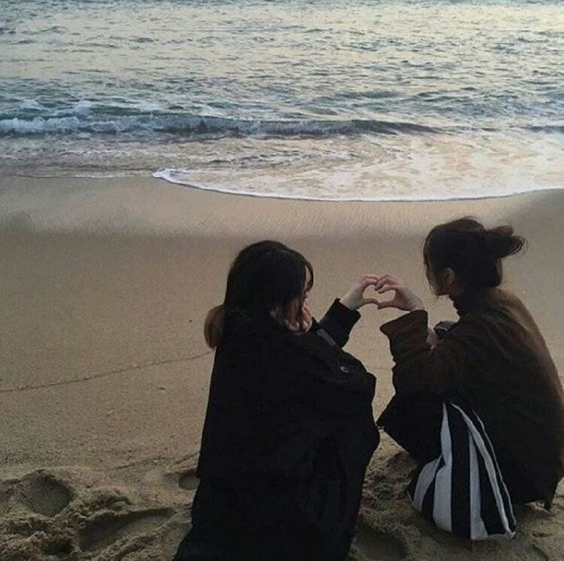 Ảnh chụp tình bạn tạo hình trái tim ngoài biển