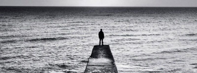 Hình ảnh bìa đen trắng cô đơn một mình trước biển đông