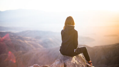 Hình ảnh cô gái chán đời ngồi trên núi đá ngắm nhìn bầu trời cao