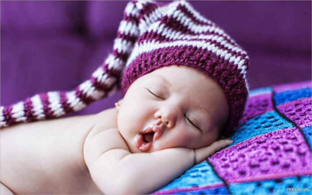 ảnh buồn ngủ hài hước đẹp nhất em bé sơ sinh đội mũ len buồn ngủ há mồm cực hài hước dễ thương