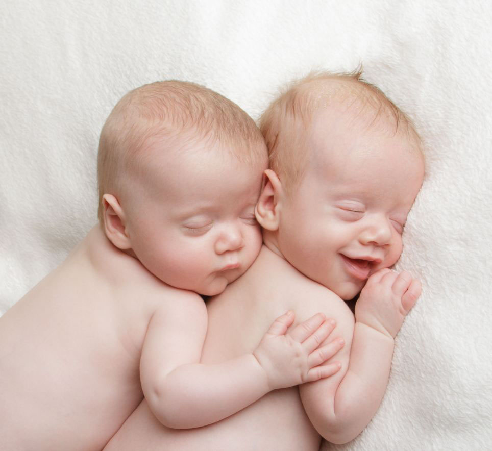 Hai em bé sơ sinh ôm nhau ngủ trông thật hạnh phúc