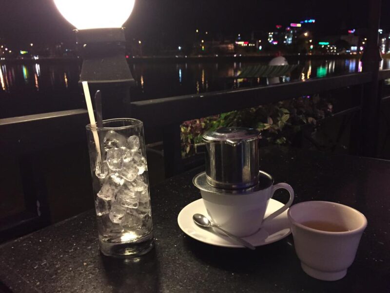 Ảnh cafe buổi một mình ngắm cảnh đêm đẹp tại thành phố