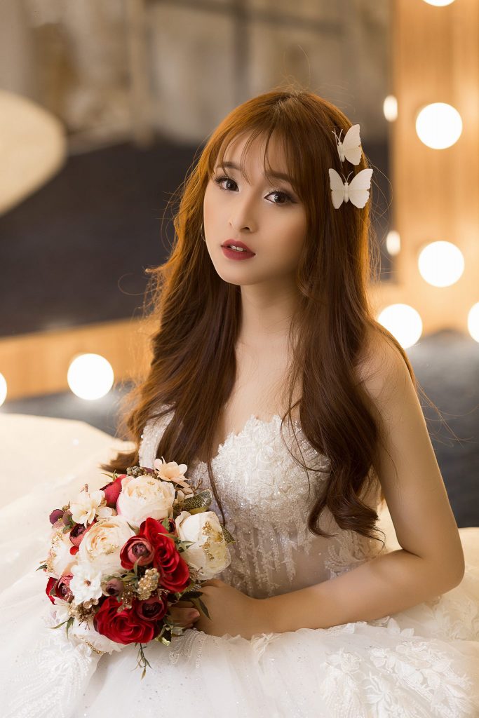 Cô dâu xinh đẹp sắc sảo cùng đóa hoa trắng đỏ và những chú bướm gài tóc cực xinh