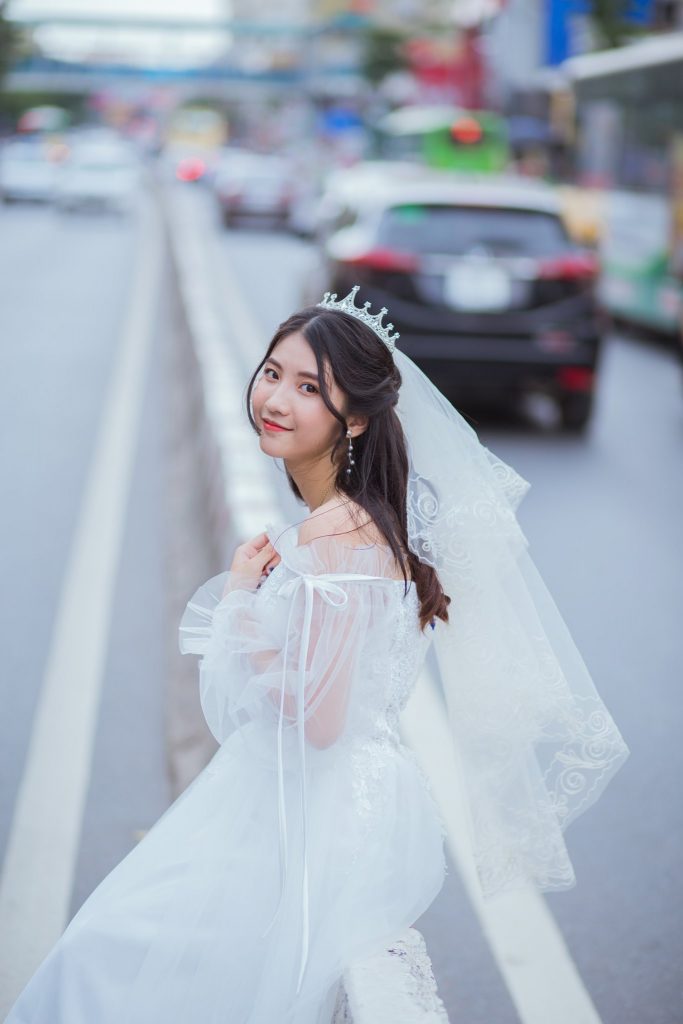 Cô dâu đeo vương miện chụp trên đường phố rất xinh đẹp