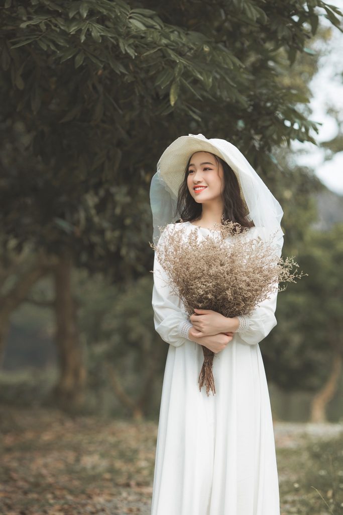 Hình ảnh cô dâu đơn cùng bộ váy cưới đơn giản và đội chiếc mũ cài voan chụp ảnh ngoài vườn rất giản dị nhưng vô cùng xinh đẹp