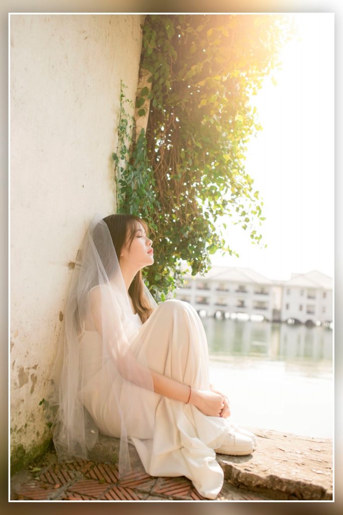 Cô dâu ngồi ở phố Từ Hoa ở hồ Tây Hà Nội chụp ảnh dưới ảnh nắng cực đẹp