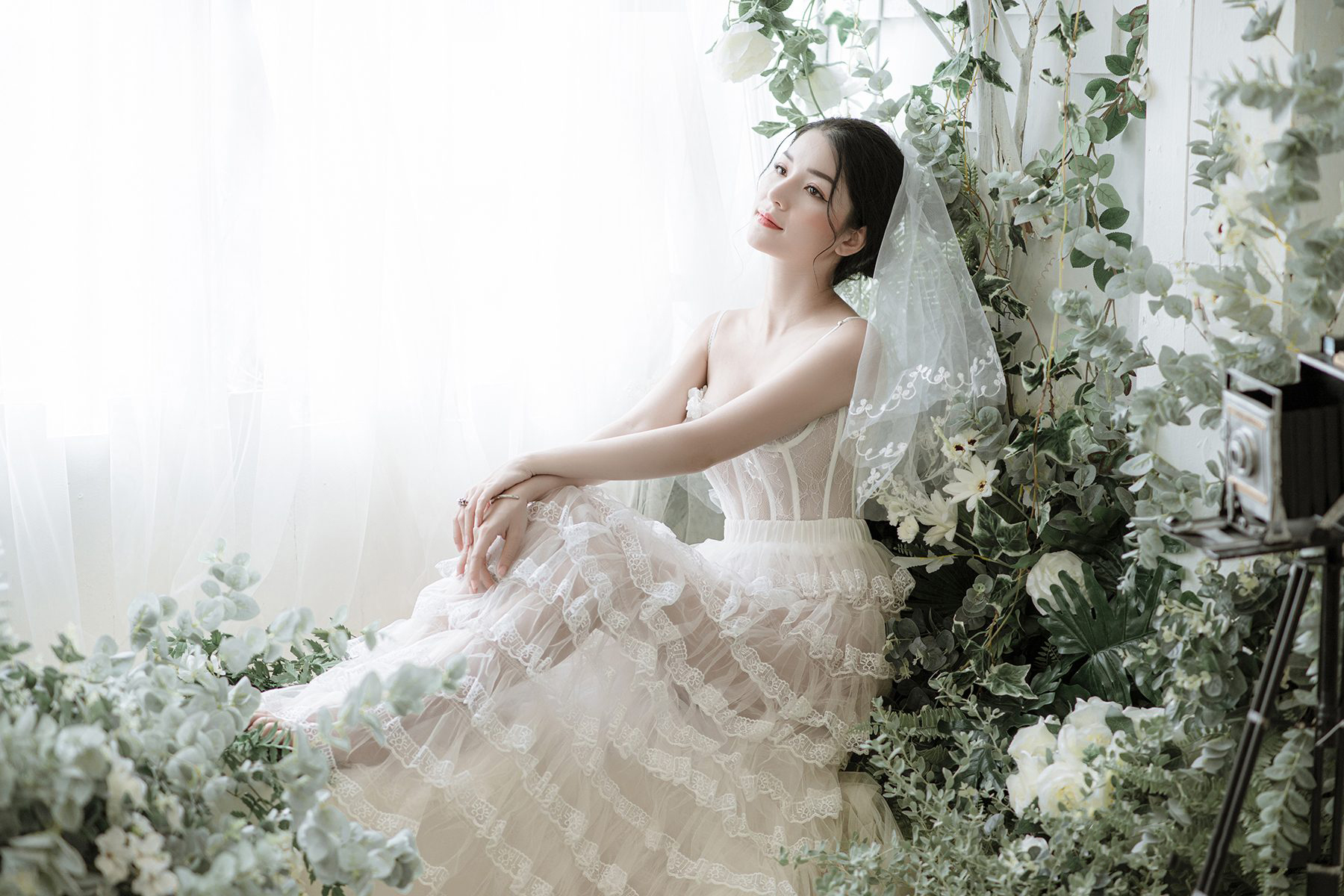 [100+] Bộ ảnh cô dâu đơn xinh đẹp cùng những bộ váy cưới lộng lẫy nhất