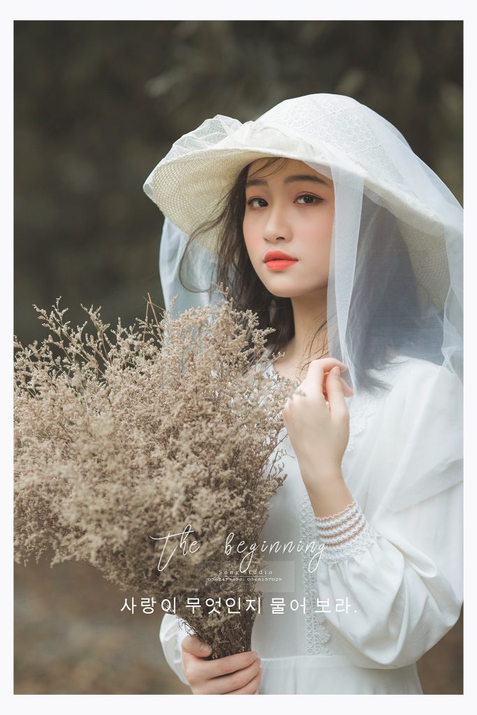 Cô dâu xinh đẹp ôm đóa hoa nhí cùng bộ váy giản dị và chiếc mũ phối voan