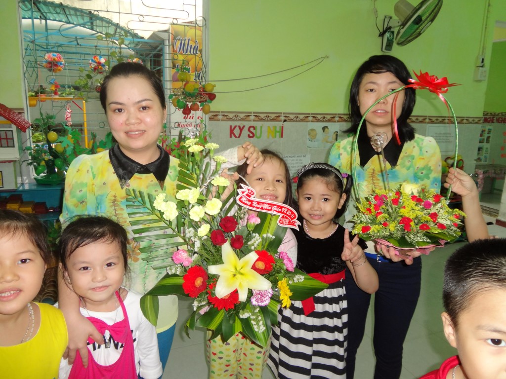 Cô giáo được học sinh tặng hoa
