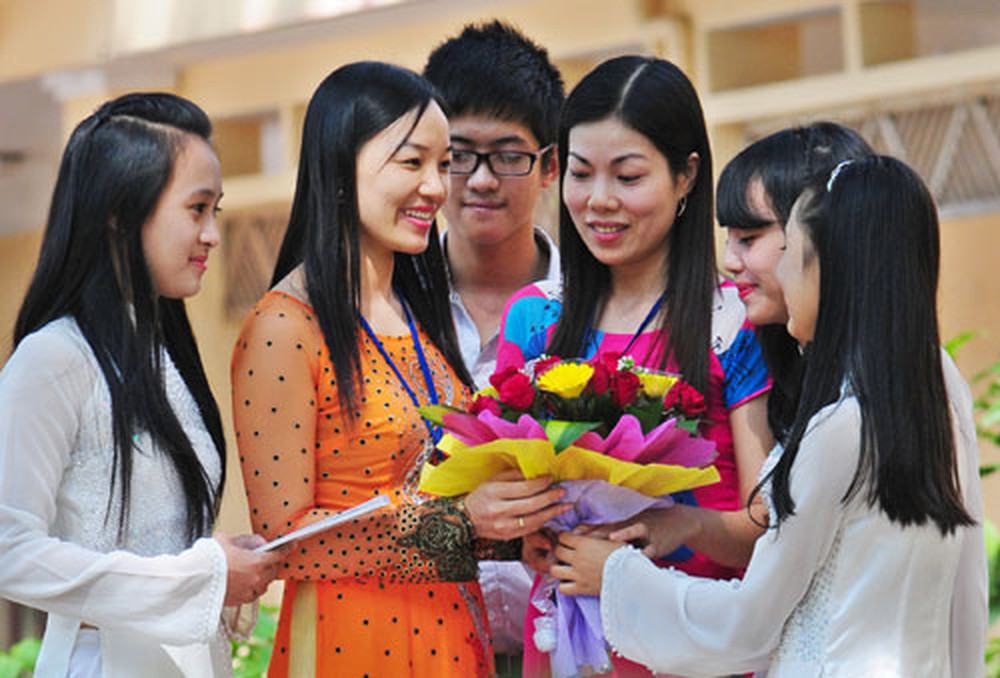 Học sinh tặng hoa cho cô giáo