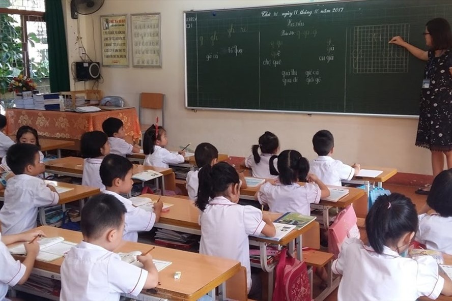 Hình cô giáo đang viết bảng