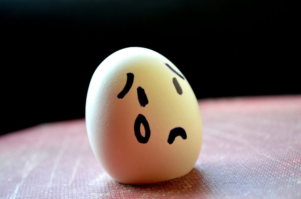 Quả trứng vẽ mặt buồn khóc rất đáng thương