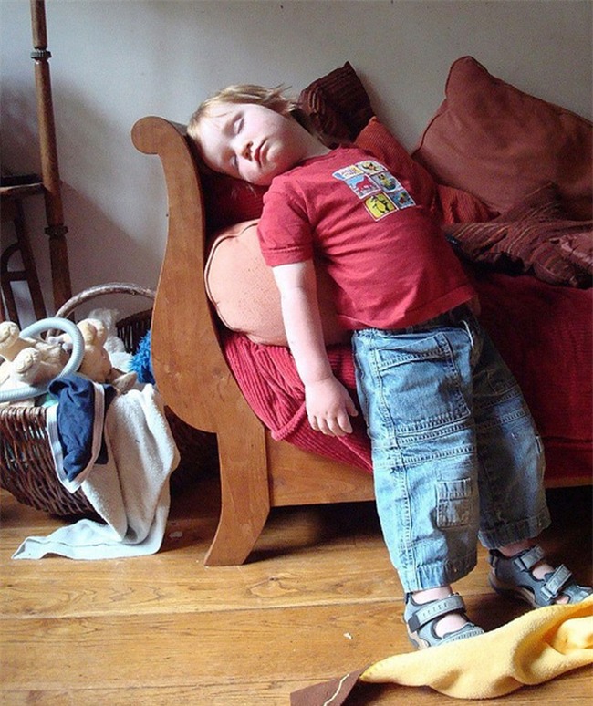 Khoảnh khắc hài hước em bé đứng dựa vào sofa ngủ gật 