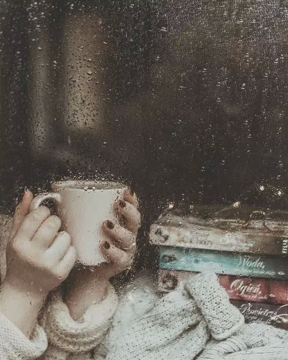Hình cafe buổi sáng buồn ngằm nhìn mưa qua khung cửa sổ