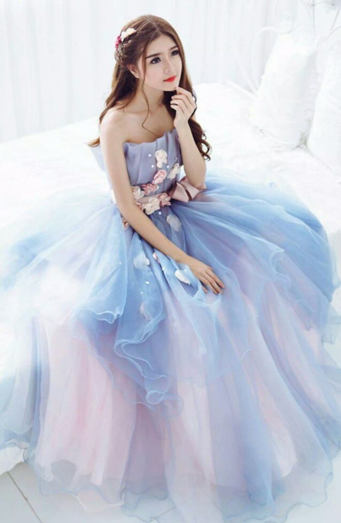 Cô dâu lộng lẫy trong bộ váy cưới phối màu xanh và hồng cùng những bông hoa
