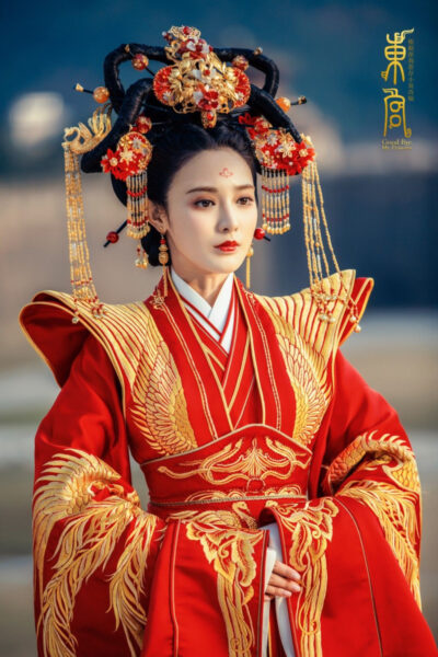 Trang phục cưới cổ trang Trung Quốc sắc đổ rực rỡ