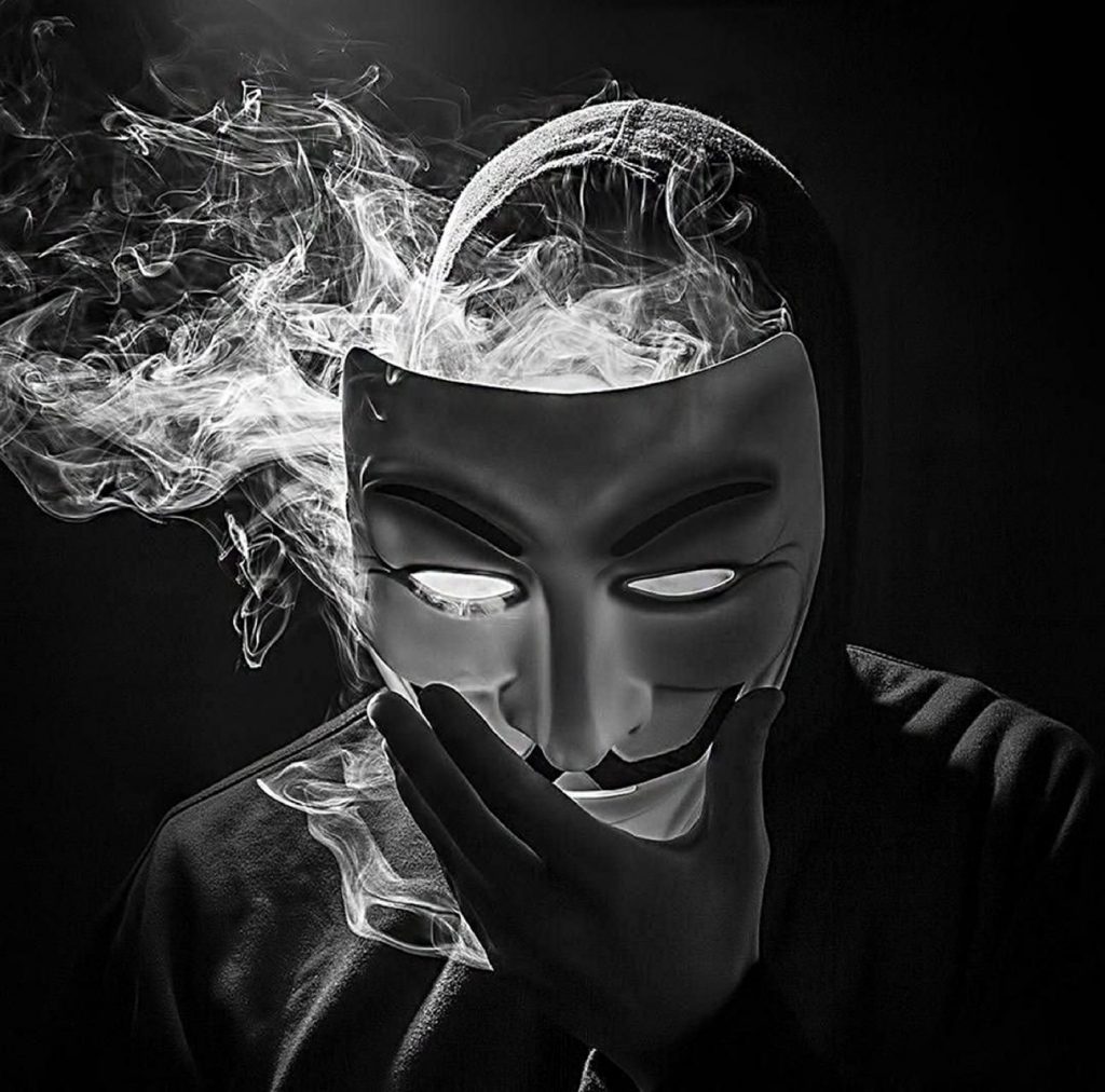 Hành động tháo mặt nạ cùng đám khói của hacker siêu ngầu
