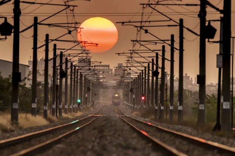 Hình mặt trời và xe lửa