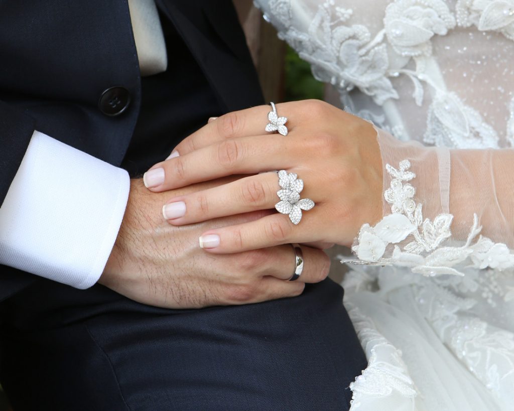 Cô dâu chú rể đeo nhẫn trong ngày cưới