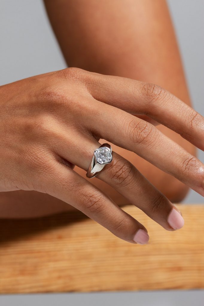 Cái nhẫn này gắn viên kim cương siêu to khổng lồ
