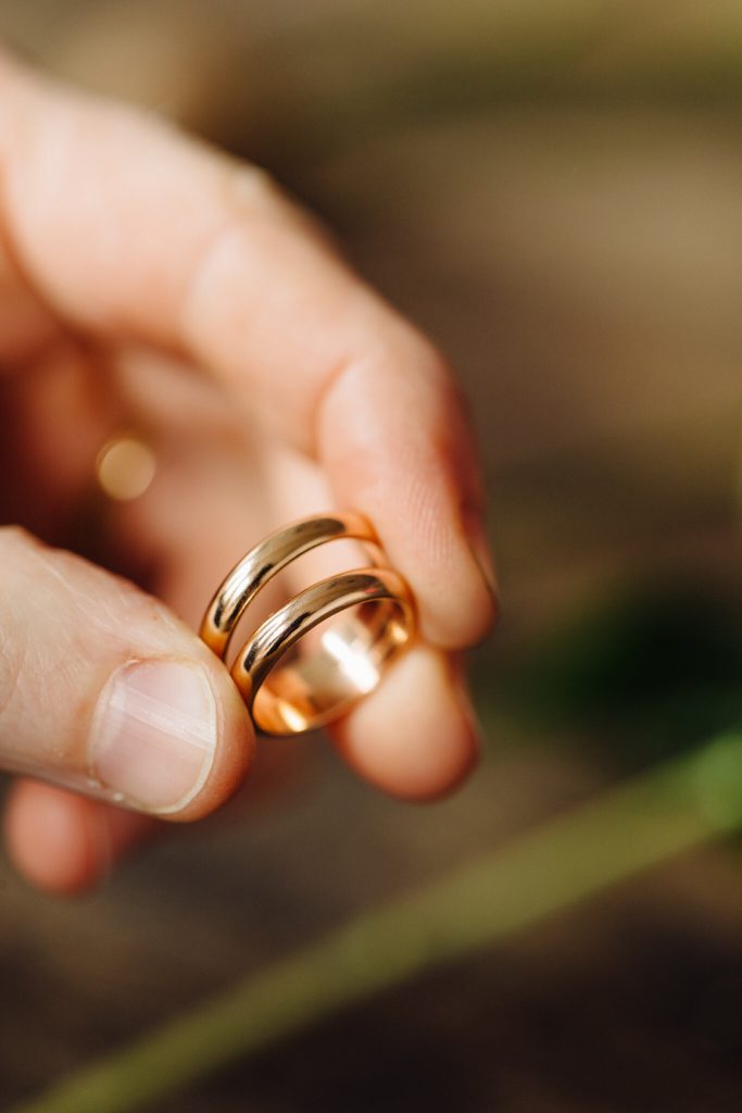 Hai chiếc nhẫn đính hôn bằng vàng