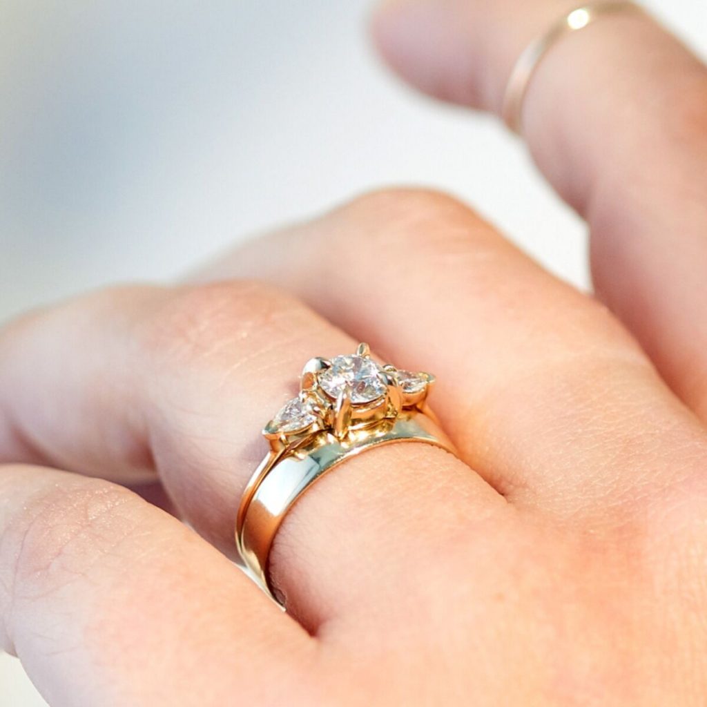 Một chiếc nhẫn cưới đính kim cương