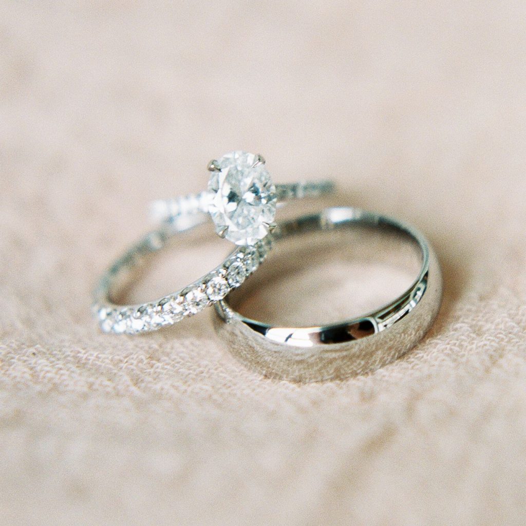 Tham khảo 5 ý tưởng chụp ảnh tay đeo nhẫn cho cô dâu chú rể