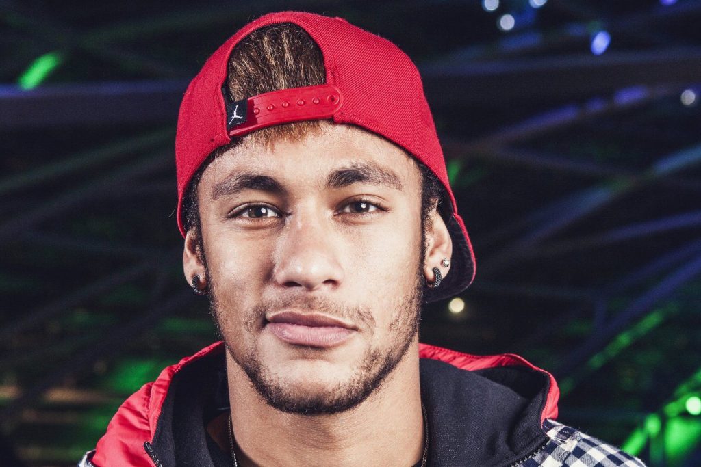 ảnh Neymar cười nhếch mép